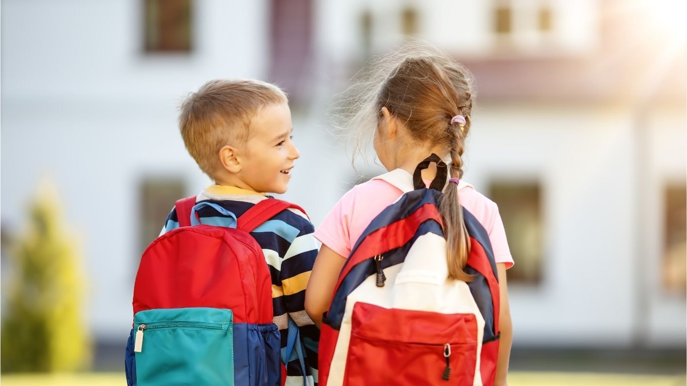 to barn som går på skole sammen