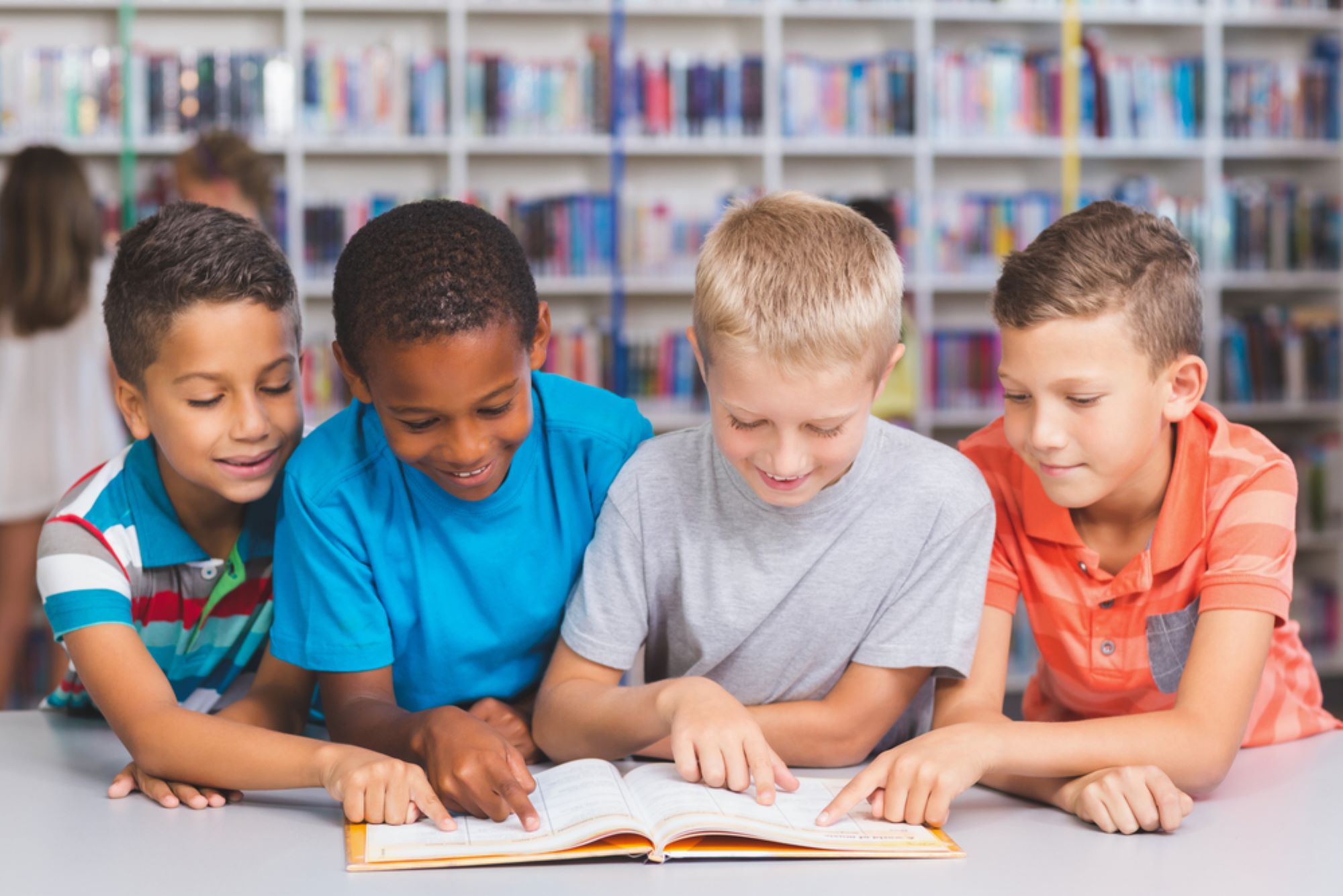 Carlstens lesetest 2 gutter leser bok