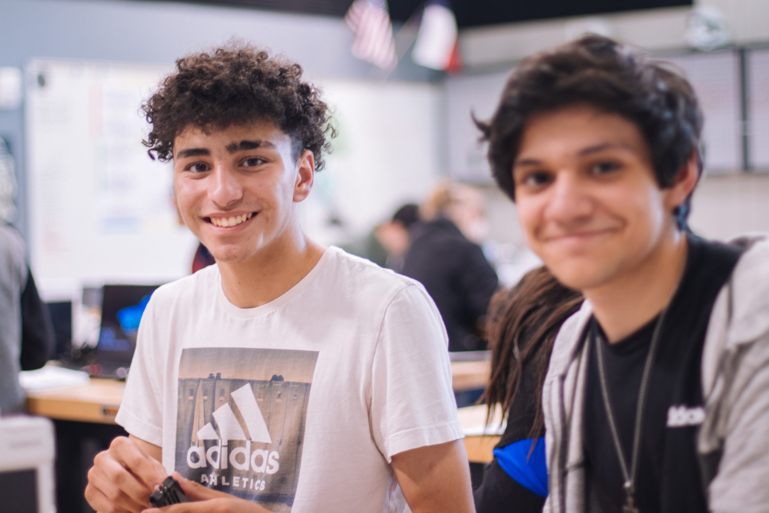 To gutter i ungdomsårene smiler på skolen